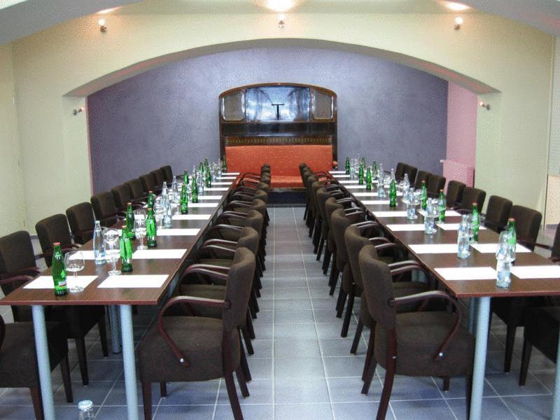 Hradec Králové Hotel Okresni Dum מראה חיצוני תמונה