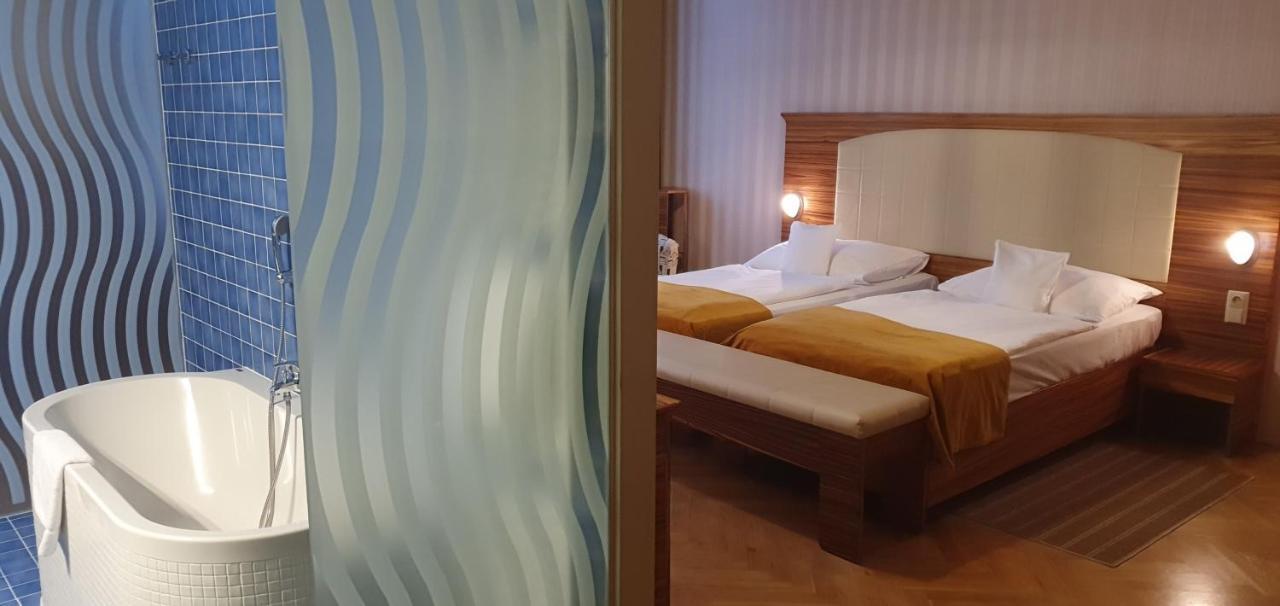 Hradec Králové Hotel Okresni Dum מראה חיצוני תמונה