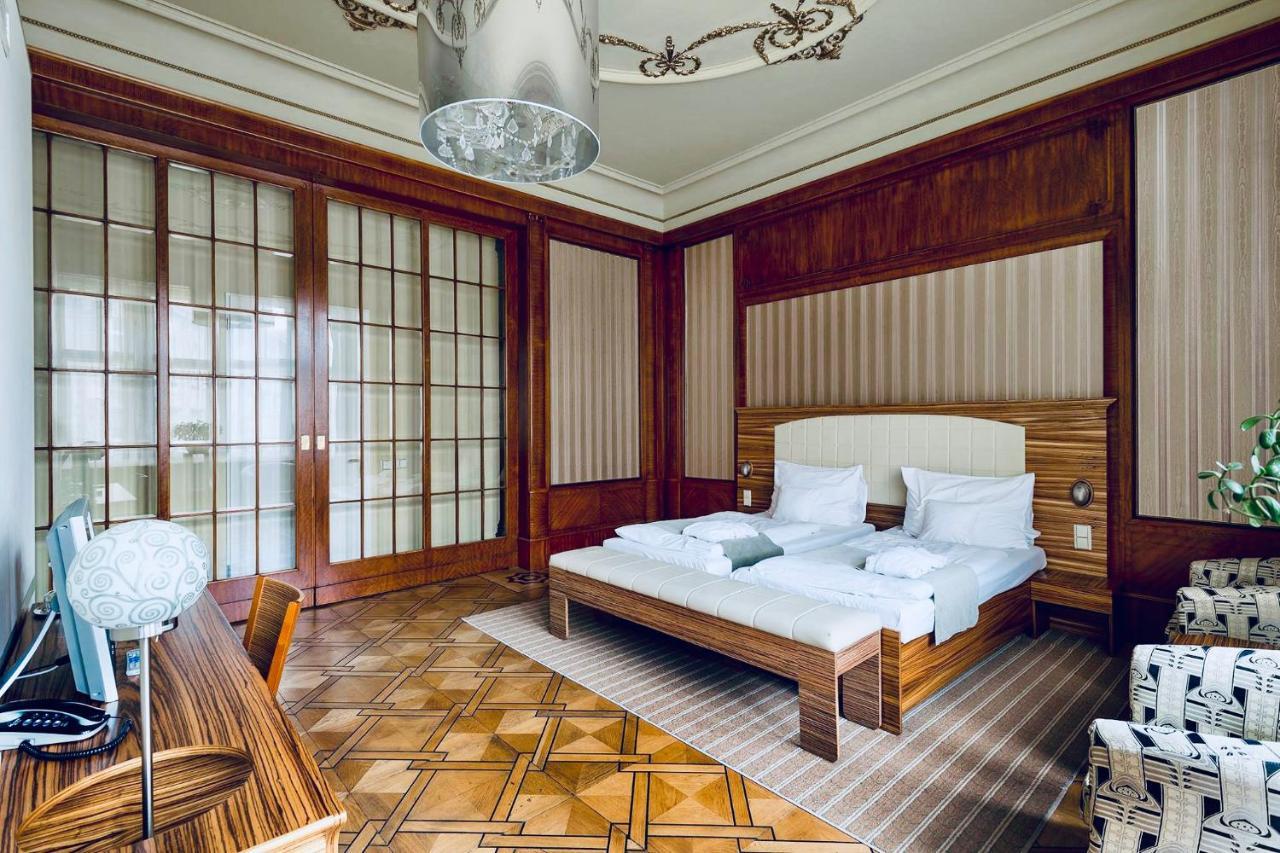 Hradec Králové Hotel Okresni Dum מראה חיצוני תמונה