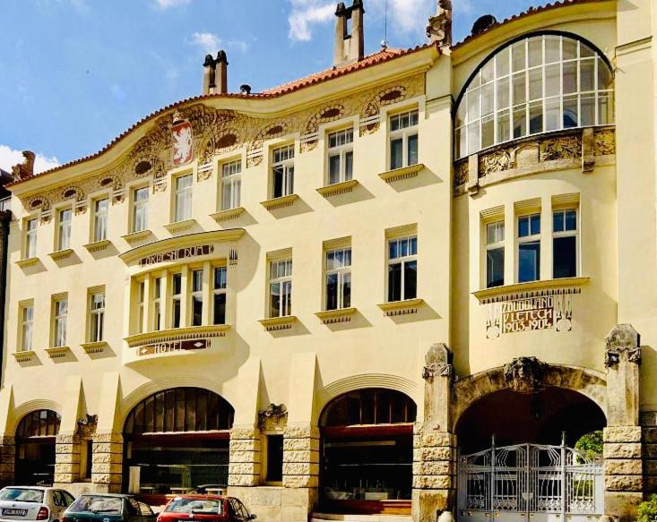 Hradec Králové Hotel Okresni Dum מראה חיצוני תמונה