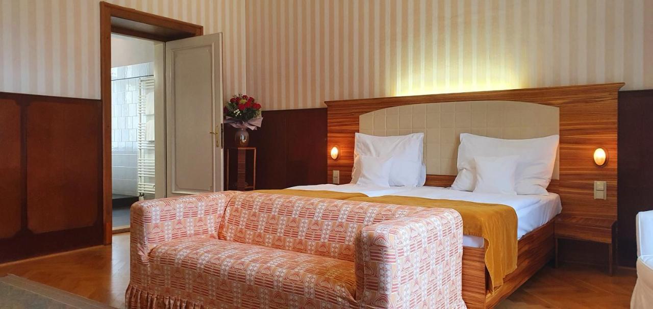 Hradec Králové Hotel Okresni Dum מראה חיצוני תמונה