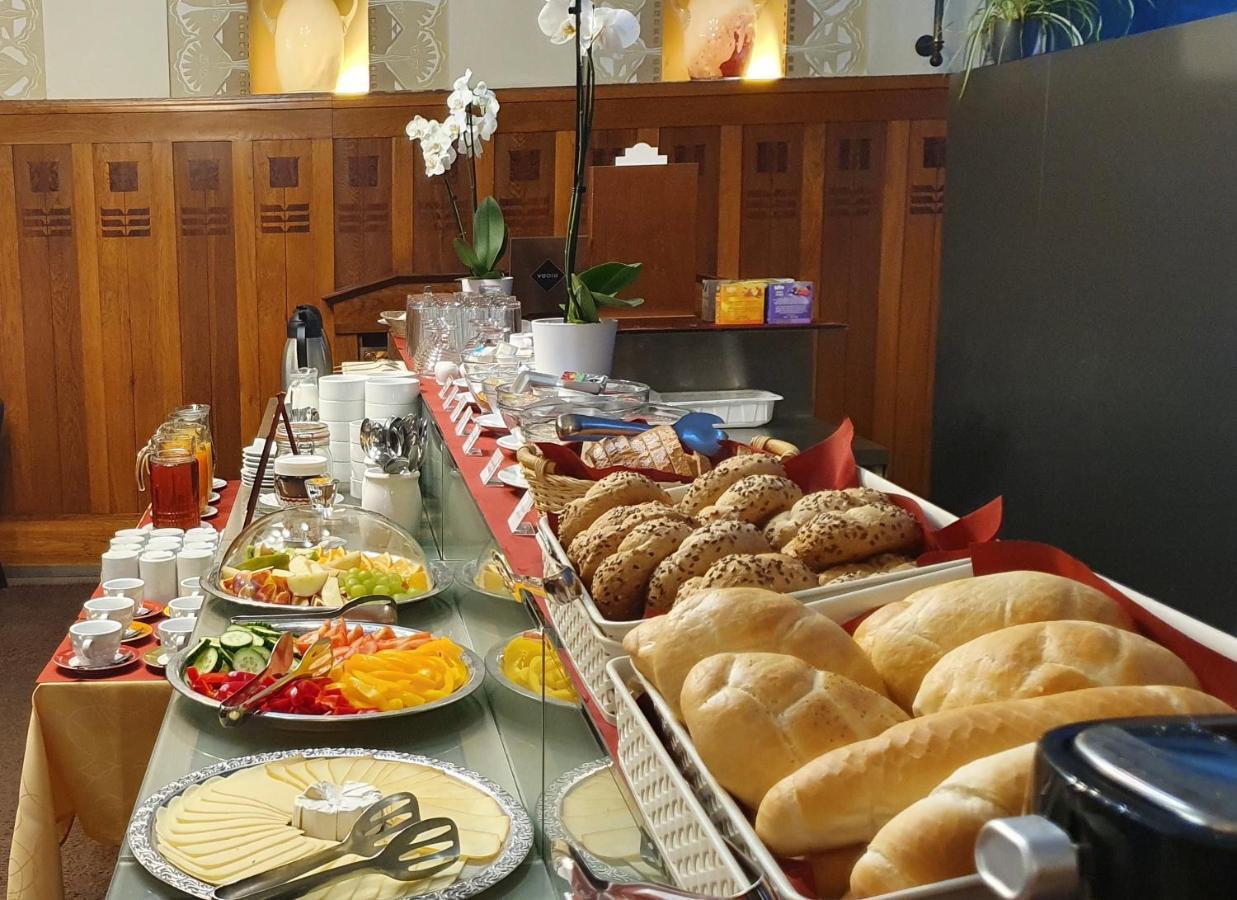 Hradec Králové Hotel Okresni Dum מראה חיצוני תמונה