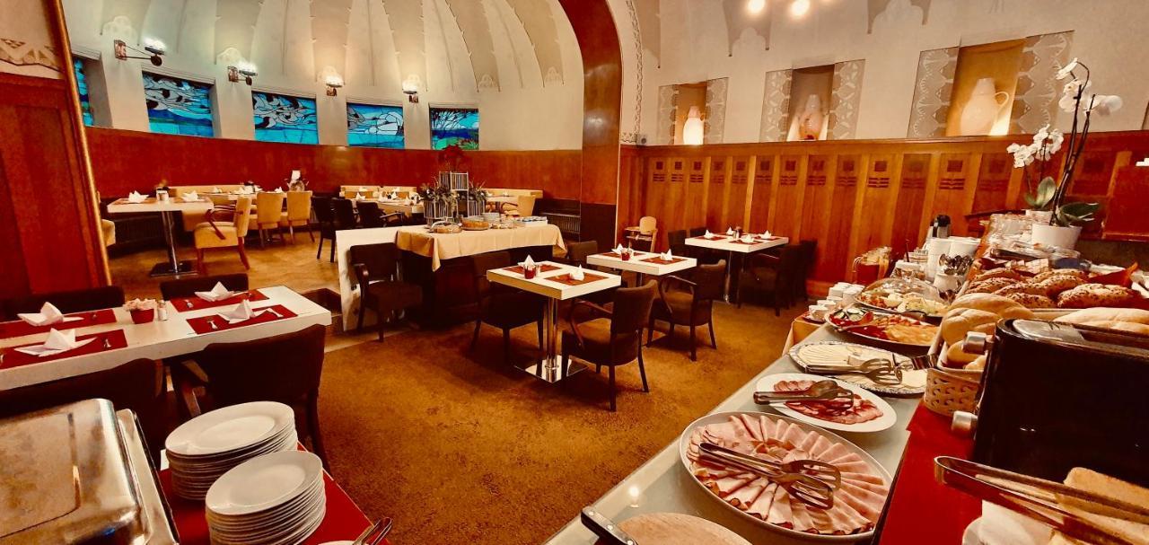 Hradec Králové Hotel Okresni Dum מראה חיצוני תמונה